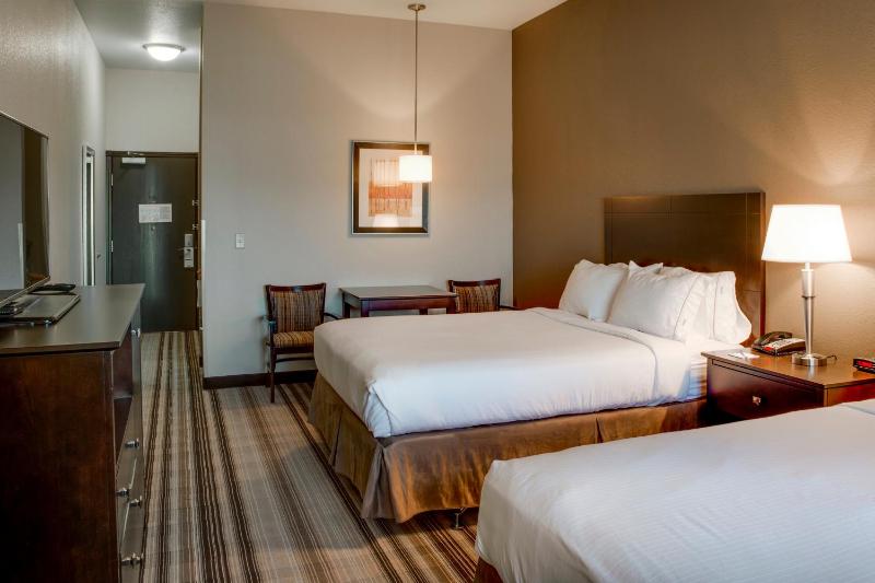 Standard Queen Room with Two Queen Beds and Mobility Accessible Tub image 2