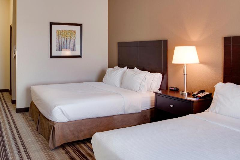 Standard Queen Room with Two Queen Beds image 4
