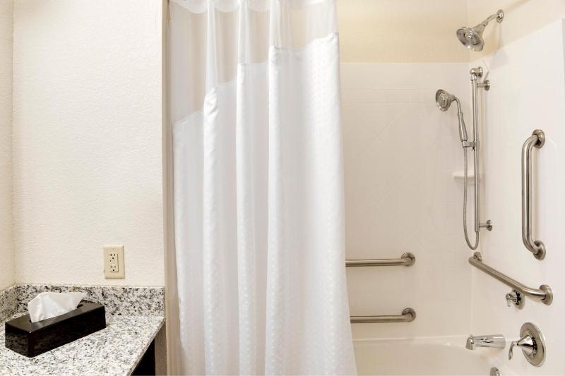 Standard Queen Room with Two Queen Beds and Mobility Accessible Tub image 4