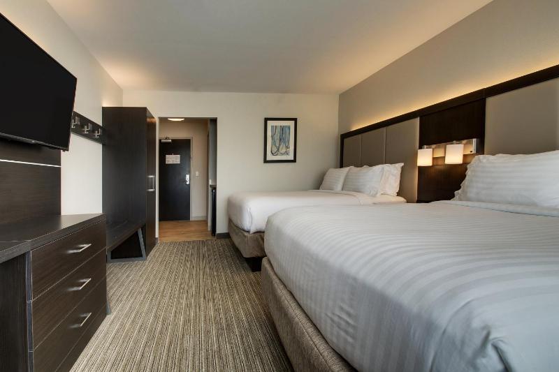 Queen Room with Two Queen Beds - Hearing Accessible/Non-Smoking image 1