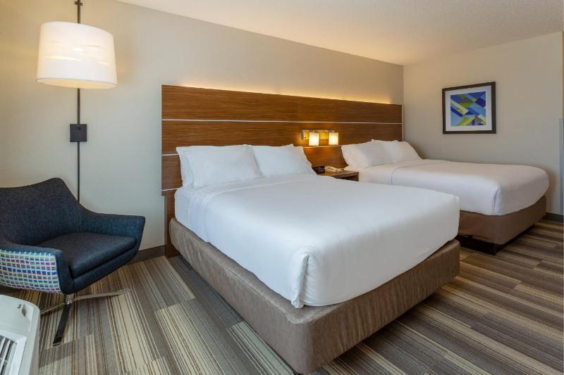 Queen Room with Two Queen Beds - Non-Smoking image 3