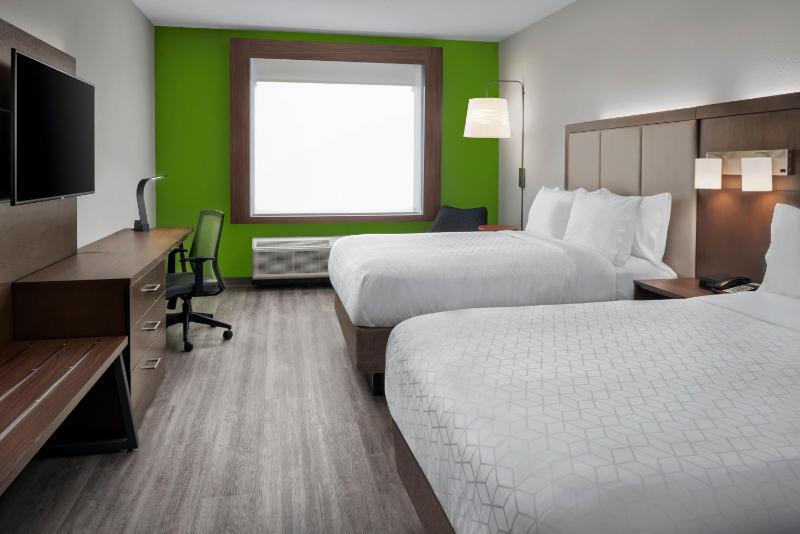 Standard Room with Two Queen Beds image 4