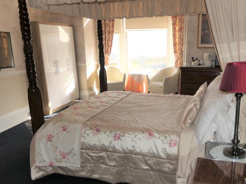 King Room with Four Poster Bed - First Floor image 1