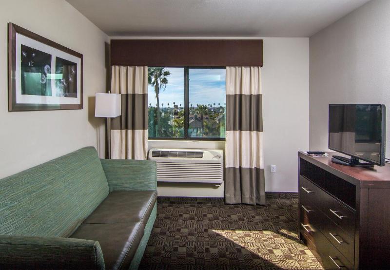 Queen Suite with Two Queen Beds image 3
