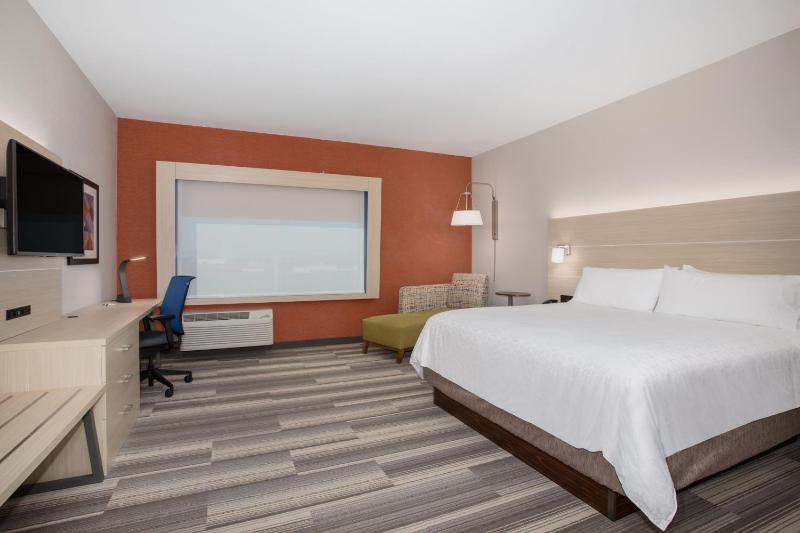 Standard King Room image 2