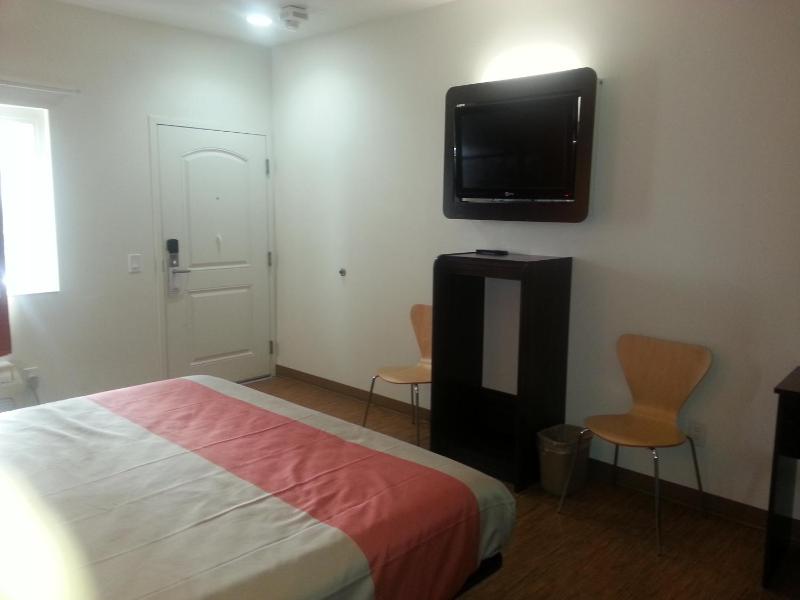 Deluxe King Room - Non-Smoking image 2