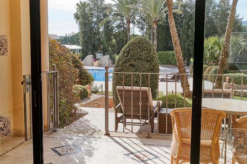 Deluxe Double Room with Private Terrace and Pool View image 4