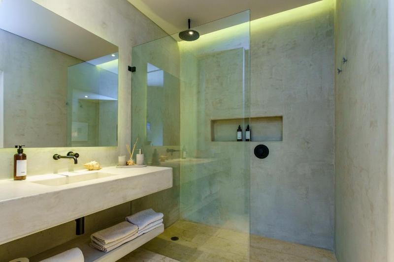 Luxury & Nature Meet Plus a Private Pool & Roof Pool - image 13