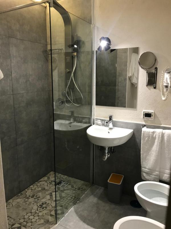 Standard Quadruple Room image 2