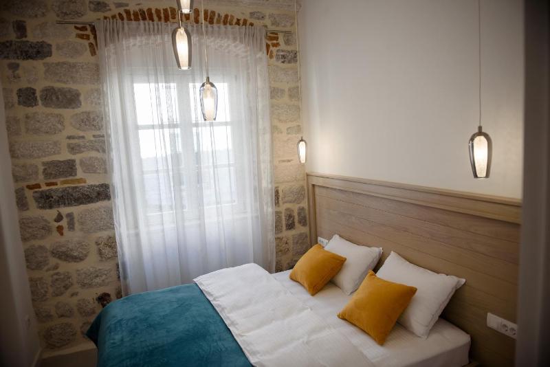 One-Bedroom Apartment image 4
