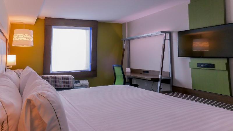 Standard King Room image 2