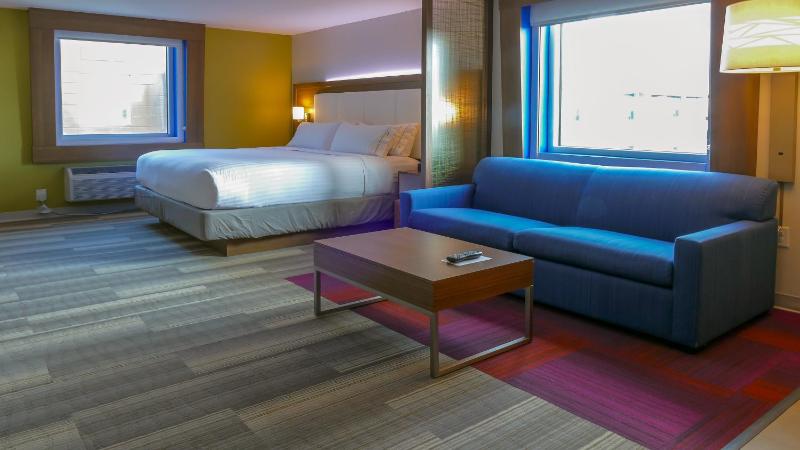 Suite Feature - Non-Smoking image 2