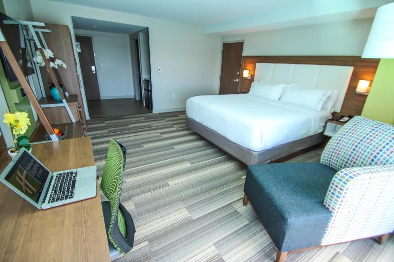 Standard King Room image 4