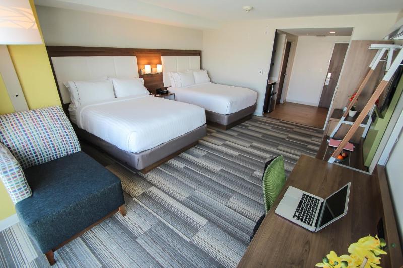 Queen Suite with Sofa Bed image 4
