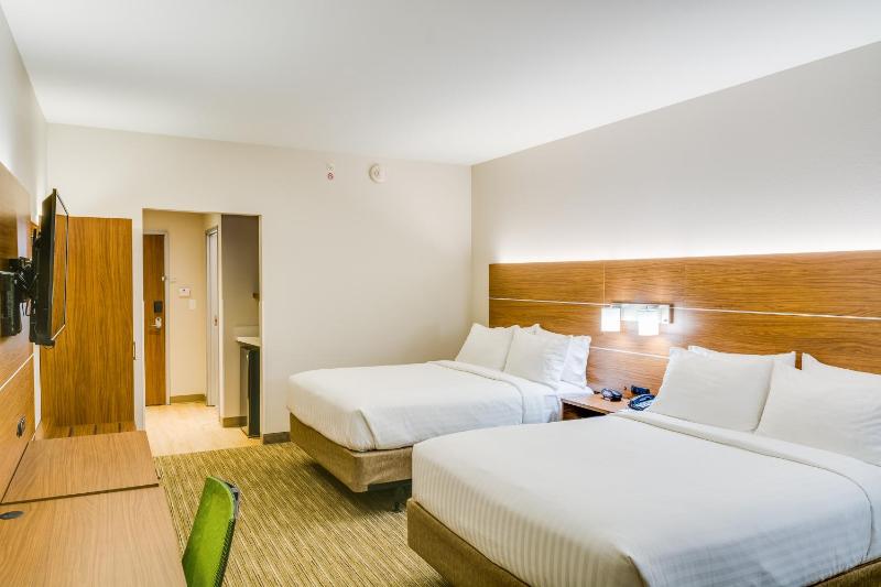 Standard Queen Room with Two Queen Beds and Mobility Accessible Tub image 1