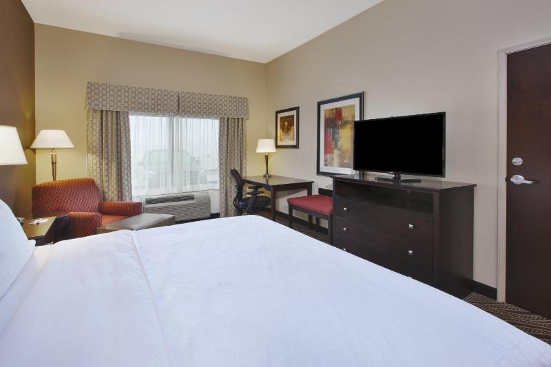 Standard King Room image 3