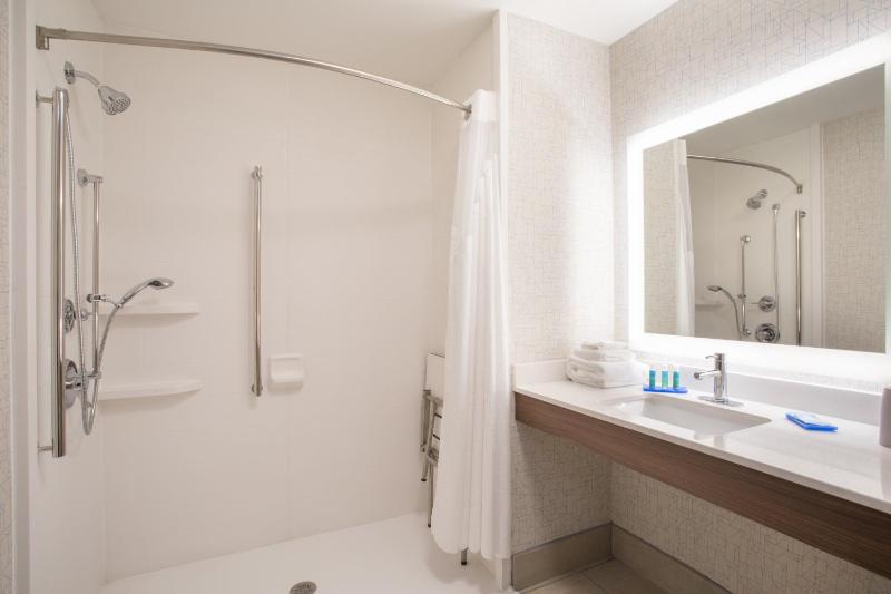 King Suite with Hearing Accessible Tub - Non-Smoking image 3