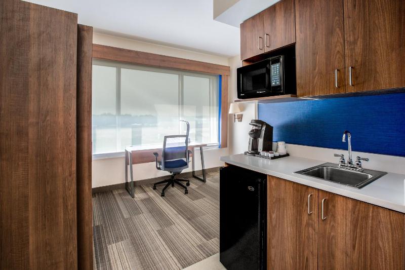 Queen Suite with Two Queen Beds and Additional Living Area image 3