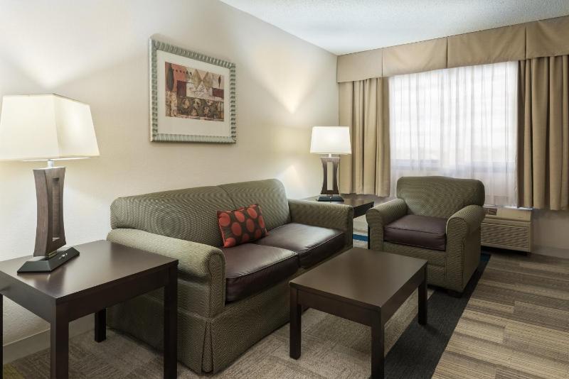 Double Suite with Roll-In Shower - Disability Access image 4