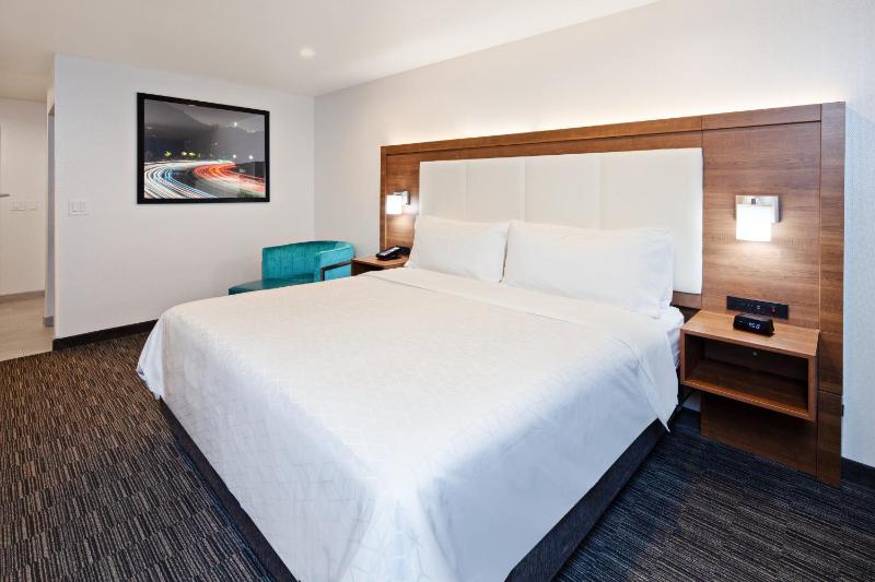 Standard Queen Room image 2