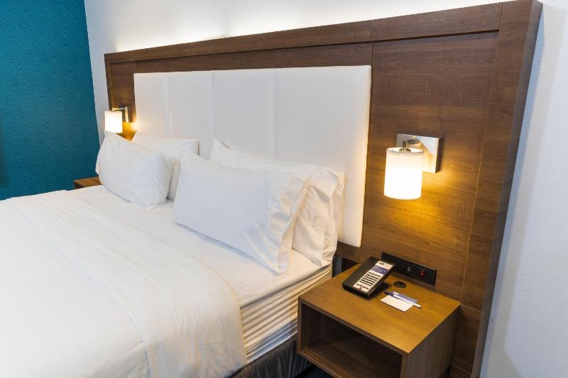 Standard Queen Room image 3