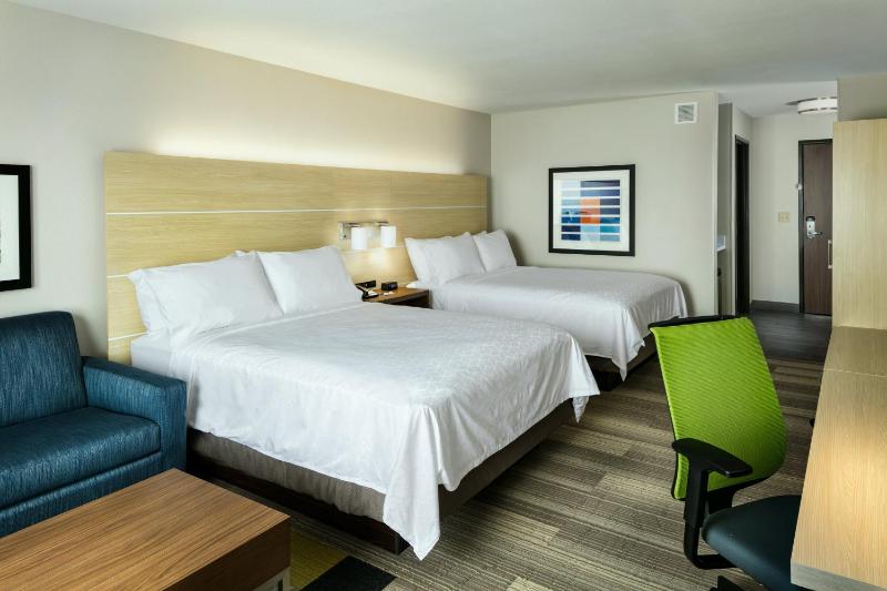Queen Suite with Two Queen Beds image 2