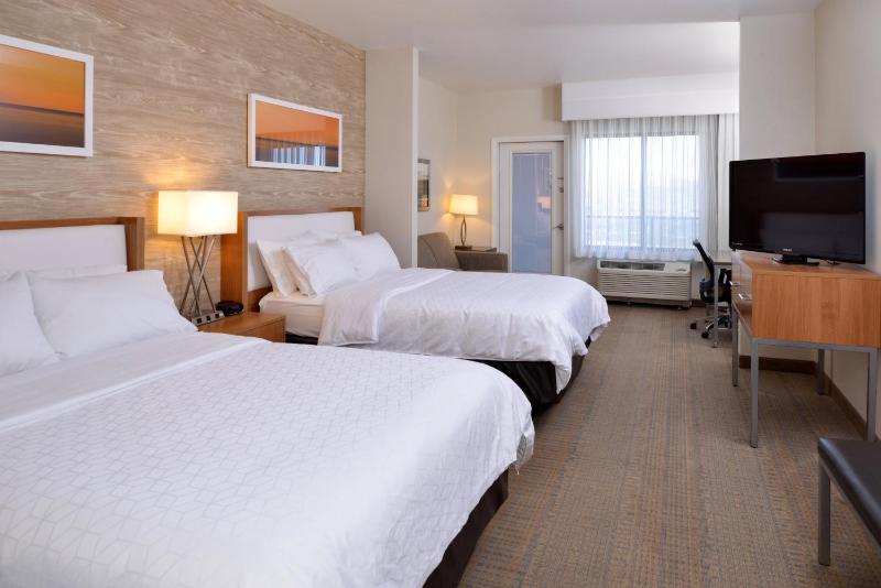 Queen Suite with Two Queen Beds image 2