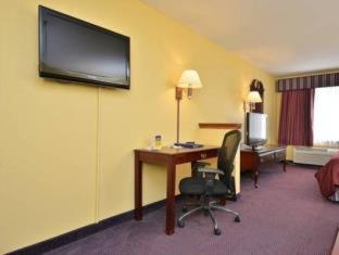 Accessible Queen Room with Roll-In Shower - Mobility Access/Non-Smoking image 4