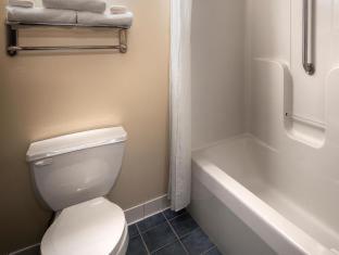 Accessible Queen Room with Roll-In Shower - Mobility Access/Non-Smoking image 2