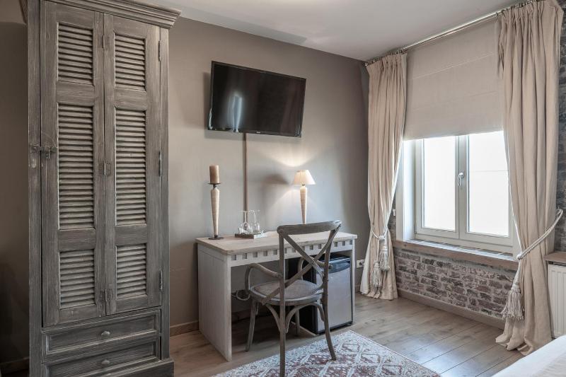 Deluxe Double Room (2 Adults + 1 Child) image 4