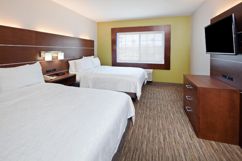 Queen Suite with Two Queen Beds image 2
