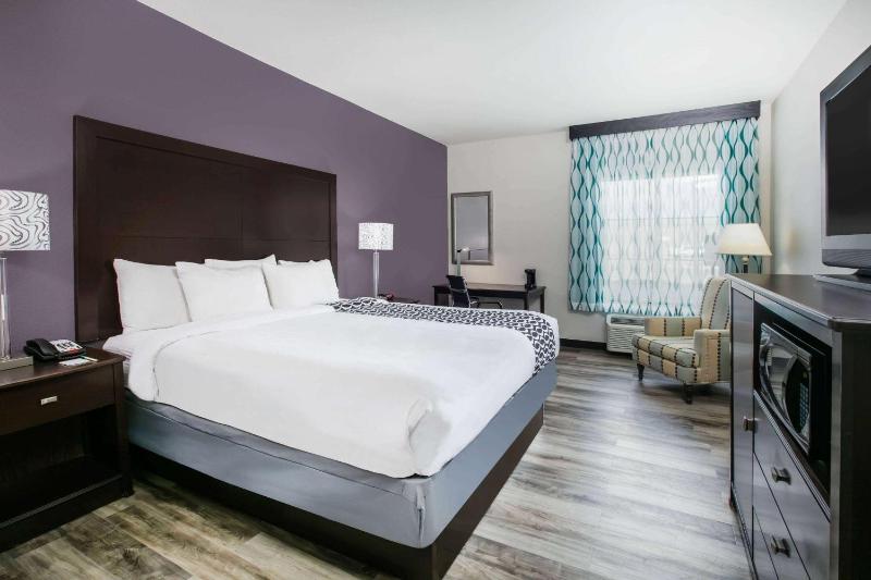 King Room with Airport View - Mobility Access/Non-Smoking image 1