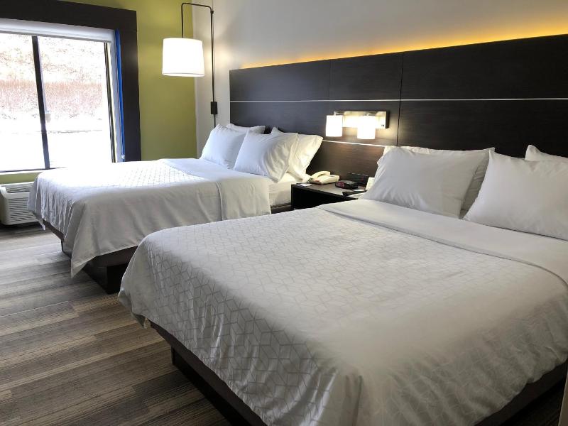 Standard Room with Two Queen Beds image 3