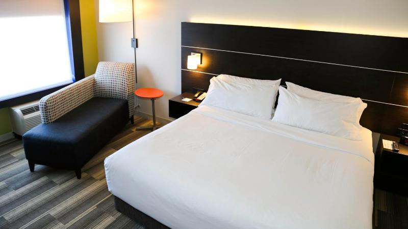 Standard King Room with Mobility Accessible Roll-In Shower image 4