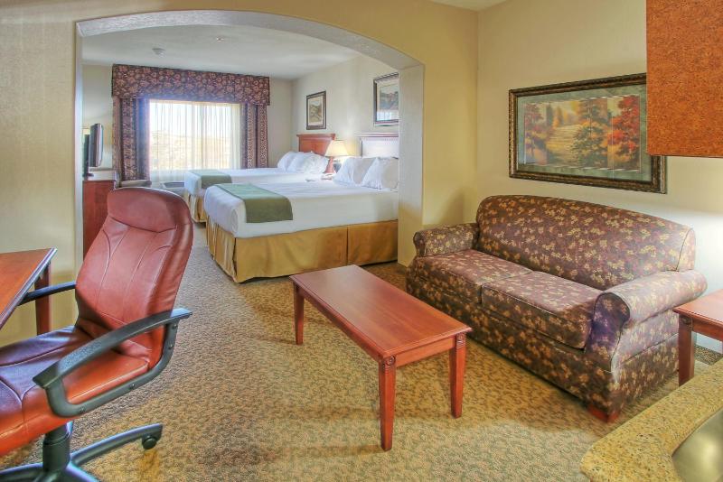 Queen Suite with Two Queen Beds image 2