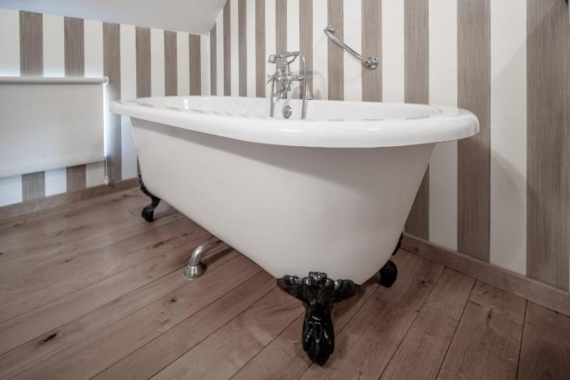 Deluxe Double Room with Bath image 2