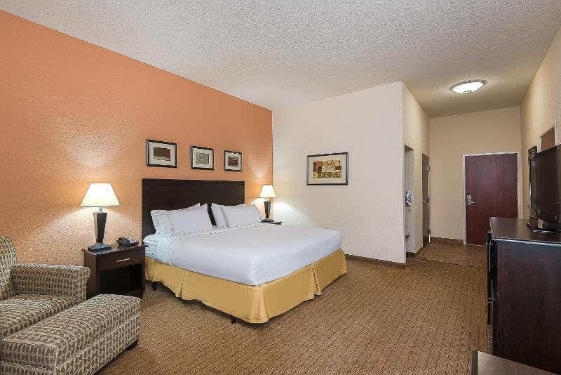Standard King Room image 4
