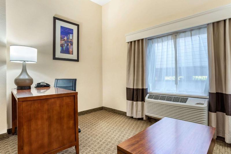 Comfort Suites Jacksonville Airport - image 34