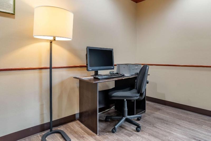Comfort Suites Jacksonville Airport - image 10