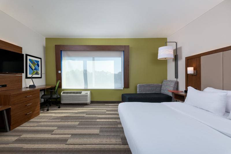 King Room with Roll-In Shower - Disability Access image 3