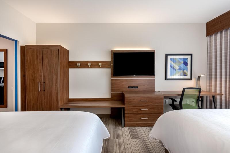 Standard Queen Room with Two Queen Beds and Mobility Accessible Tub image 1