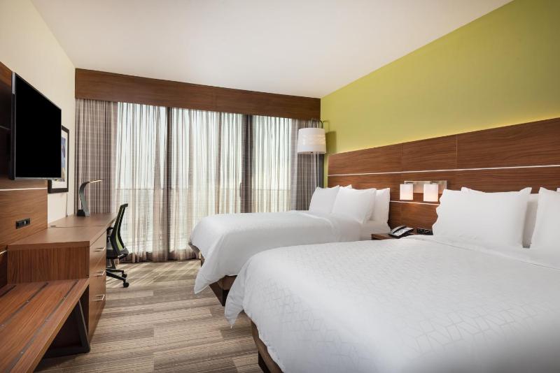 Standard Queen Room with Two Queen Beds and Mobility Accessible Tub image 2