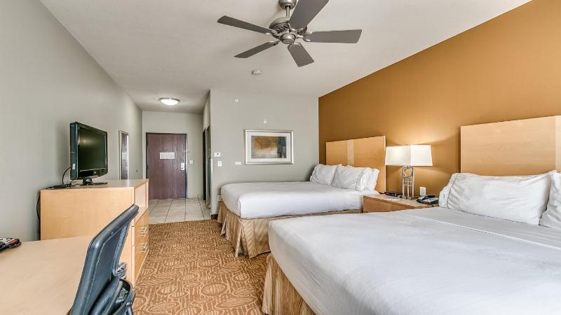 Standard Queen Room with Two Queen Beds image 2
