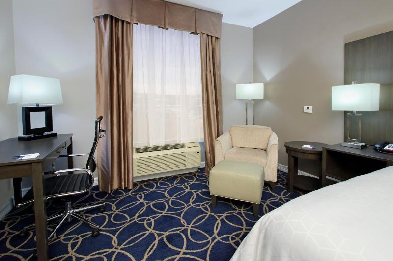 Standard King Room image 3