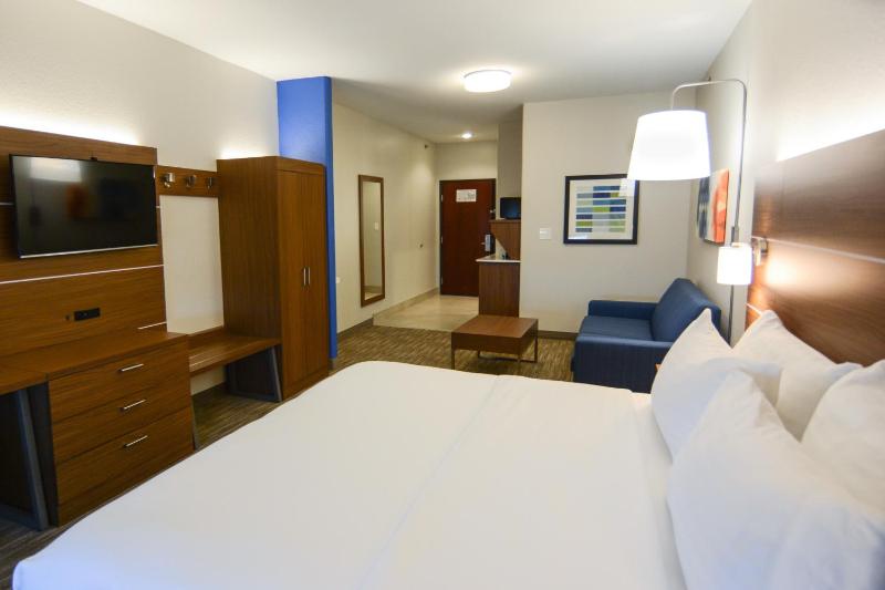 King Suite - Non-Smoking image 3