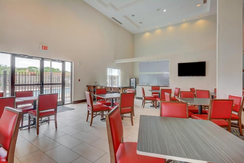 Holiday Inn Express Hotel & Suites Tampa-USF-Busch Gardens By IHG - image 31