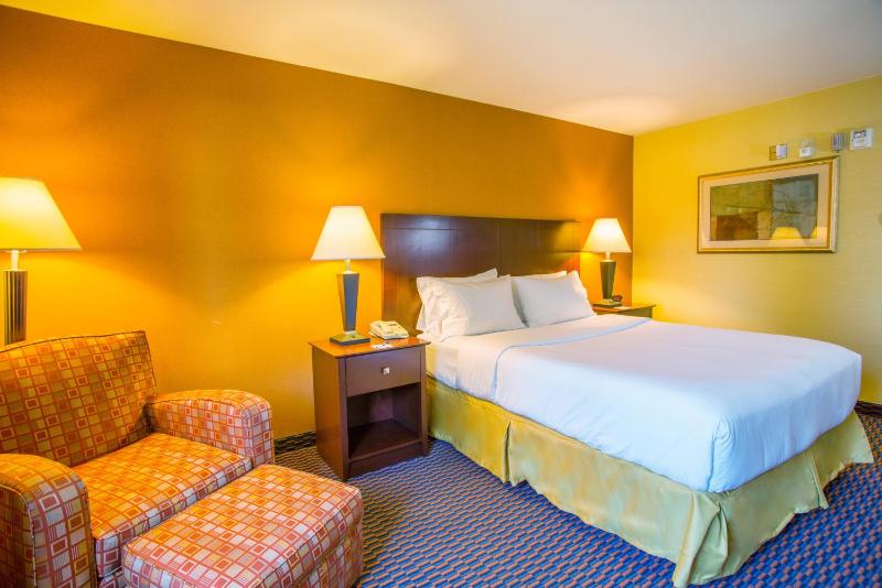 King Suite with Balcony image 2
