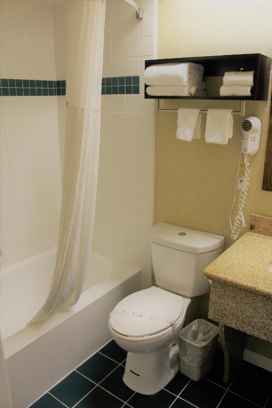 Queen Room - Non-Smoking image 2