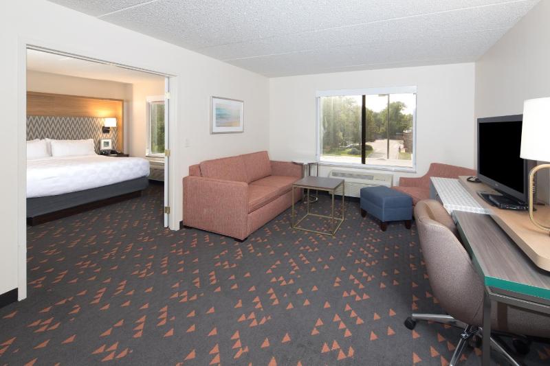 One-Bedroom King Suite with Spa Bath image 2