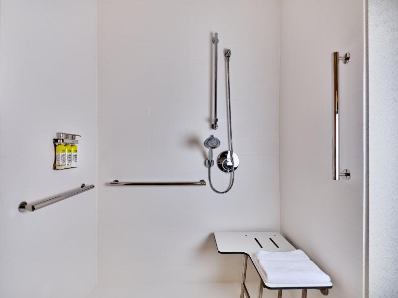 King Room - Hearing Accessible - Roll-in Shower image 3